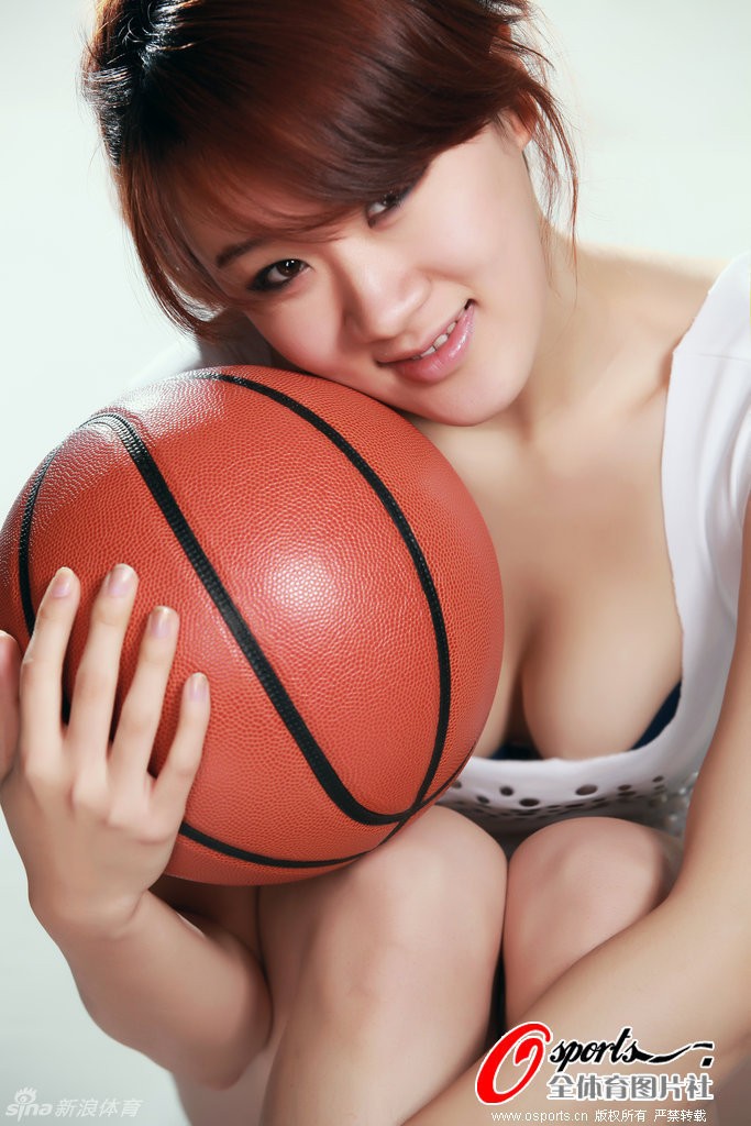 Trương Ngạo Vân sexy cùng trái bóng rổ.